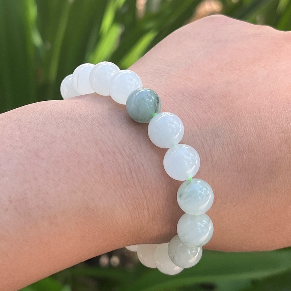 10mm stretchable Tianshan jade bracelet‎ - Picture 3 of 9